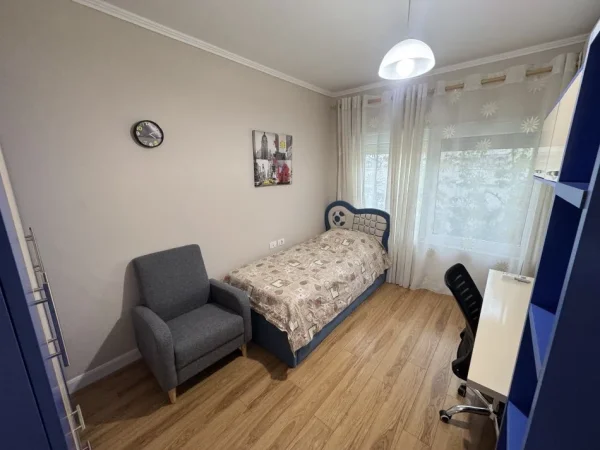 Tirane, jepet me qera apartament 1+1+Ballkon Kati 1, 100 m² 700 € (Reuga zallit)