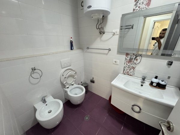 Tirane, jepet me qera apartament 1+1+Ballkon Kati 1, 100 m² 700 € (Reuga zallit)