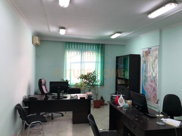 Tirane, jepet me qera ambjent biznesi Kati 2, 40 m² 500 € 