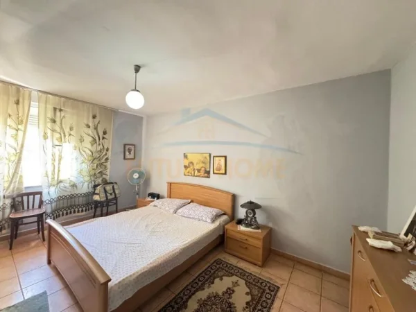 Tirane, jepet me qera apartament 2+1+Ballkon Kati 4, 76 m² 550 € 