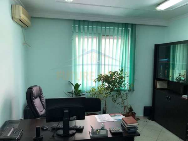 Tirane, jepet me qera ambjent biznesi Kati 2, 40 m² 500 € 