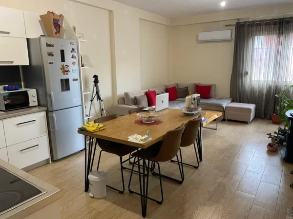 Tirane, jap me qera apartament 1+1 Kati 7, 70 m² 500 € (Astir)