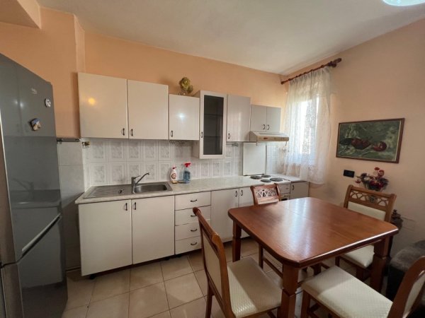 Tirane, jepet me qera apartament 2+1+Ballkon Kati 4, 65 m² 500 € (Rruga mine peza)