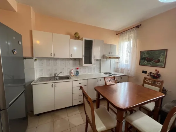 Tirane, jepet me qera apartament 2+1+Ballkon Kati 4, 65 m² 500 € (Rruga mine peza)