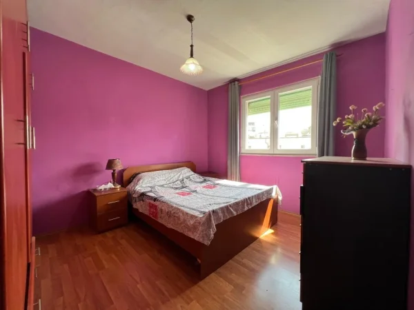 Tirane, jepet me qera apartament 2+1+Ballkon Kati 4, 65 m² 500 € (Rruga mine peza)