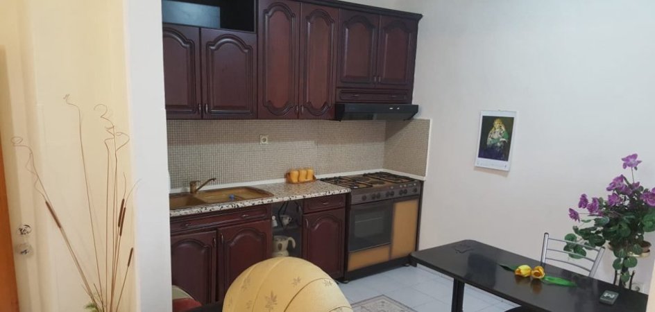 Tirane, jepet me qera apartament 2+1 Kati 4, 95 m² 650 € (shallvaret)