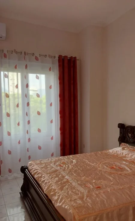 Tirane, jepet me qera apartament 2+1 Kati 4, 95 m² 650 € (shallvaret)