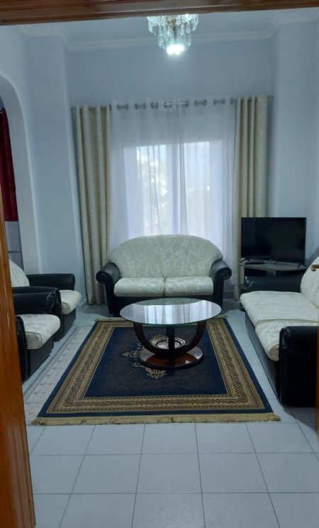 Tirane, jepet me qera apartament 2+1 Kati 4, 95 m² 650 € (shallvaret)