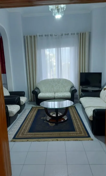 Tirane, jepet me qera apartament 2+1 Kati 4, 95 m² 650 € (shallvaret)