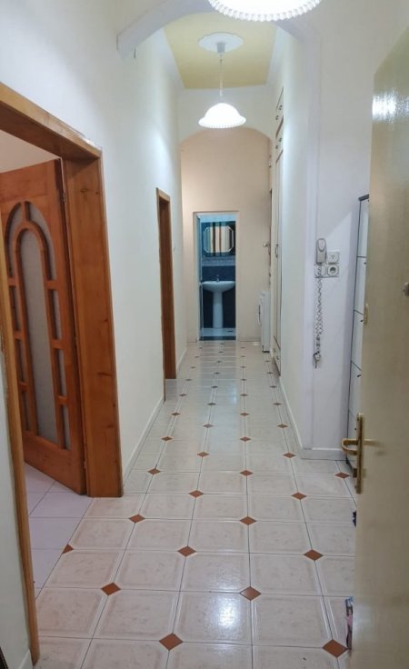 Tirane, jepet me qera apartament 2+1 Kati 4, 95 m² 650 € (shallvaret)