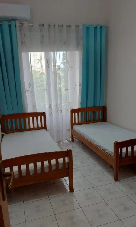 Tirane, jepet me qera apartament 2+1 Kati 4, 95 m² 650 € (shallvaret)