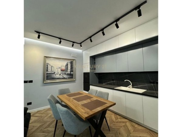 Tirane, jepet me qera apartament 2+1 Kati 3, 97 m² 1.500 € (TEG)