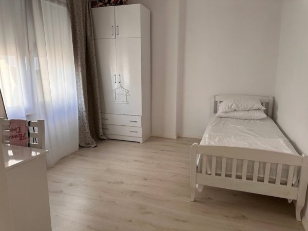 Tirane, jepet me qera apartament 2+1 Kati 4, 74 m² 600 € (Prane kryqezimit te Myslym Shyrit)