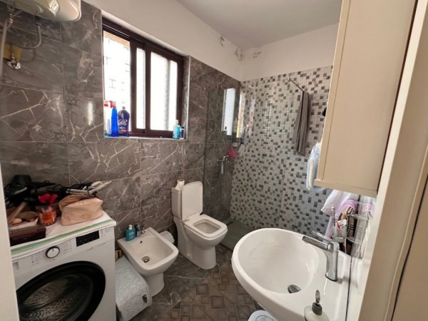 Tirane, jepet me qera apartament 2+1 Kati 4, 74 m² 600 € (Prane kryqezimit te Myslym Shyrit)