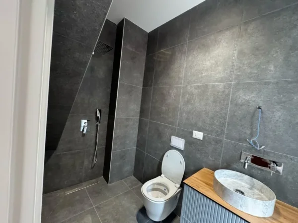 Tirane, jap me qera apartament 2+1+Ballkon Kati 2, 120 m² 800 € (Rruga dibres)
