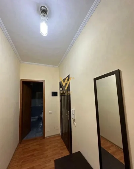 Tirane, jepet me qera apartament 1+1+Ballkon Kati 4, 85 m² 500 € (ISH PARKU I AUTOBUSAVE)