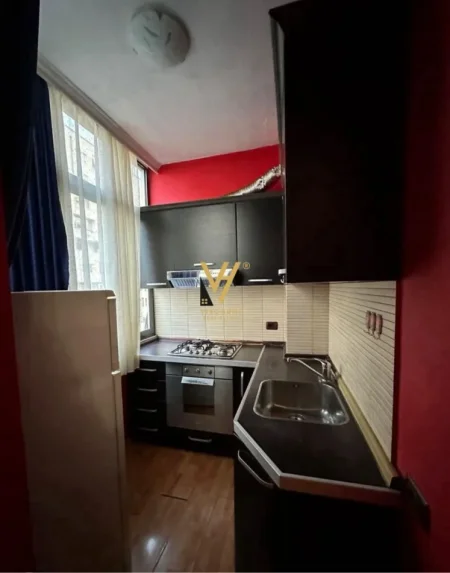 Tirane, jepet me qera apartament 1+1+Ballkon Kati 4, 85 m² 500 € (ISH PARKU I AUTOBUSAVE)