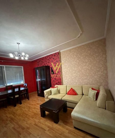 Tirane, jepet me qera apartament 1+1+Ballkon Kati 4, 85 m² 500 € (ISH PARKU I AUTOBUSAVE)
