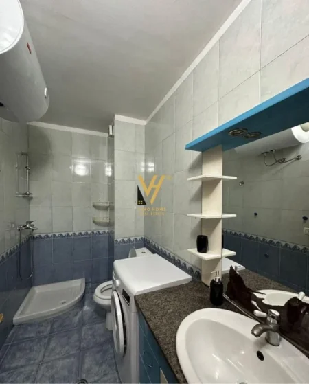 Tirane, jepet me qera apartament 1+1+Ballkon Kati 4, 85 m² 500 € (ISH PARKU I AUTOBUSAVE)