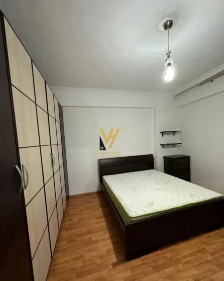 Tirane, jepet me qera apartament 1+1+Ballkon Kati 4, 85 m² 500 € (ISH PARKU I AUTOBUSAVE)