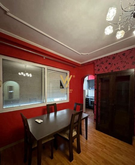 Tirane, jepet me qera apartament 1+1+Ballkon Kati 4, 85 m² 500 € (ISH PARKU I AUTOBUSAVE)