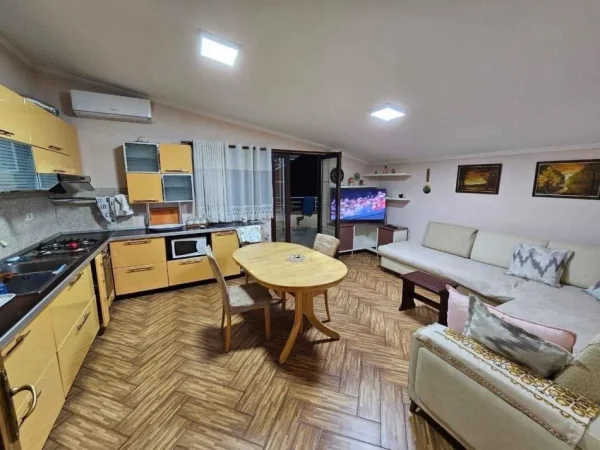 Tirane, jepet me qera apartament 1+1 Kati 3, 100 m² 550 € (TREGU ELEKTRIK)
