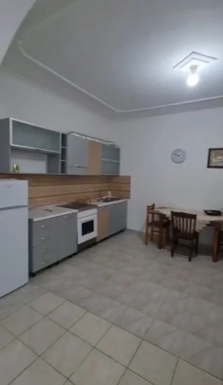 Tirane, jepet me qera apartament 1+1+Ballkon Kati 2, 70 m² 350 € (ALI DEMI)