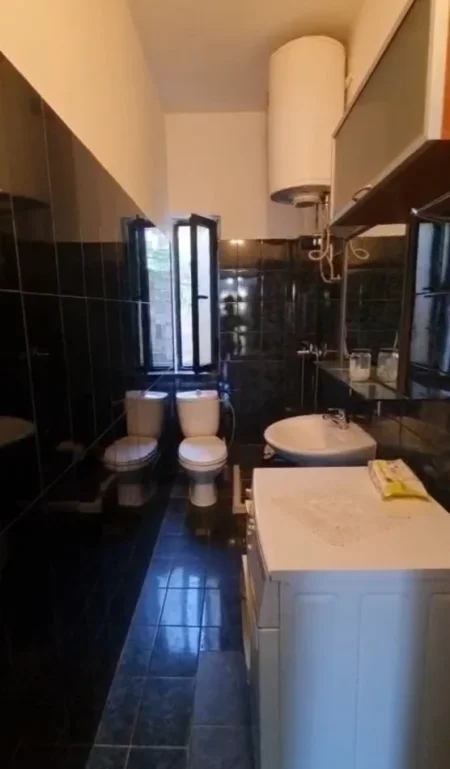 Tirane, jepet me qera apartament 1+1+Ballkon Kati 2, 70 m² 350 € (ALI DEMI)