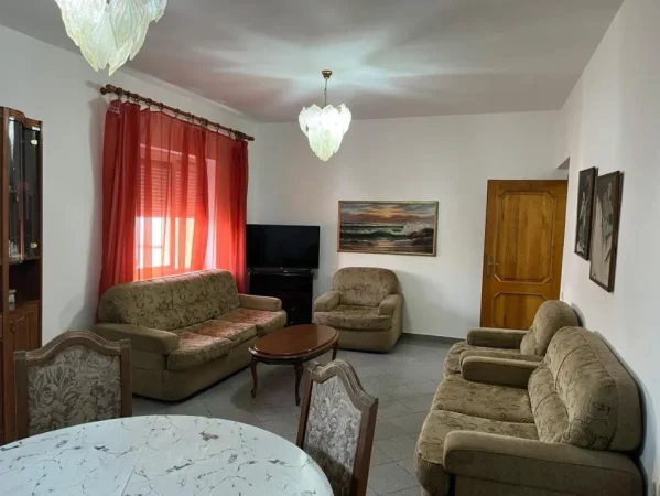 Tirane, jepet me qera apartament 2+1+Ballkon Kati 5, 100 m² 450 € (Rr. E Durresit te Gjimnazi Qemal Stafs)
