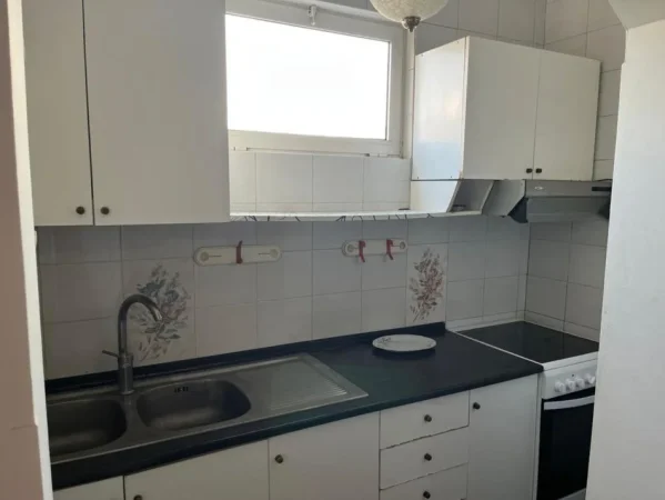 Tirane, jepet me qera apartament 2+1+Ballkon Kati 5, 100 m² 450 € (Rr. E Durresit te Gjimnazi Qemal Stafs)