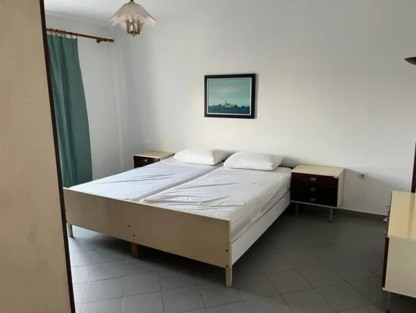 Tirane, jepet me qera apartament 2+1+Ballkon Kati 5, 100 m² 450 € (Rr. E Durresit te Gjimnazi Qemal Stafs)