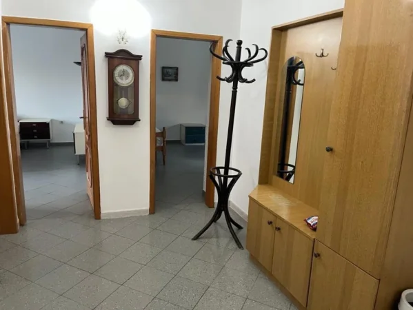 Tirane, jepet me qera apartament 2+1+Ballkon Kati 5, 100 m² 450 € (Rr. E Durresit te Gjimnazi Qemal Stafs)