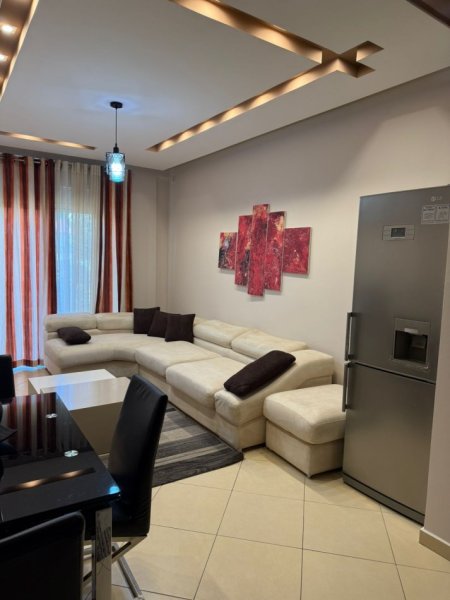 Tirane, jepet me qera apartament 1+1+Ballkon Kati 5, 65 m² 500 € (Rr. Hamdi Sina, Liqeni i Thate)