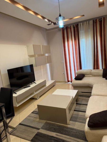 Tirane, jepet me qera apartament 1+1+Ballkon Kati 5, 65 m² 500 € (Rr. Hamdi Sina, Liqeni i Thate)