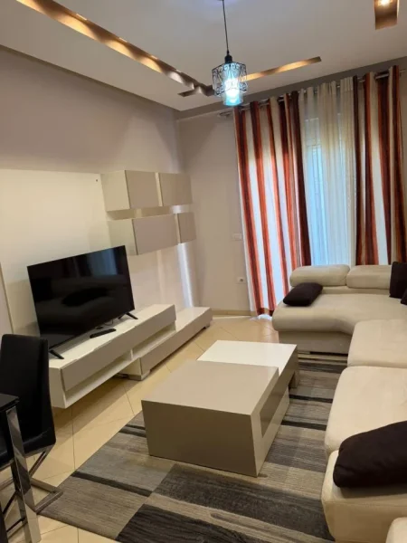 Tirane, jepet me qera apartament 1+1+Ballkon Kati 5, 65 m² 500 € (Rr. Hamdi Sina, Liqeni i Thate)