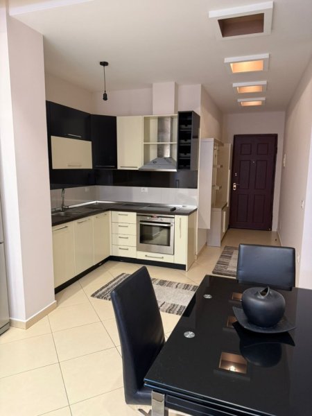 Tirane, jepet me qera apartament 1+1+Ballkon Kati 5, 65 m² 500 € (Rr. Hamdi Sina, Liqeni i Thate)