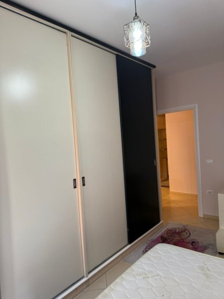 Tirane, jepet me qera apartament 1+1+Ballkon Kati 5, 65 m² 500 € (Rr. Hamdi Sina, Liqeni i Thate)