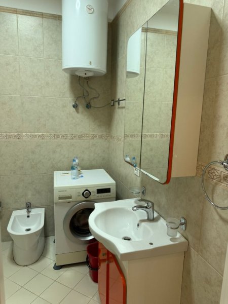 Tirane, jepet me qera apartament 1+1+Ballkon Kati 5, 65 m² 500 € (Rr. Hamdi Sina, Liqeni i Thate)