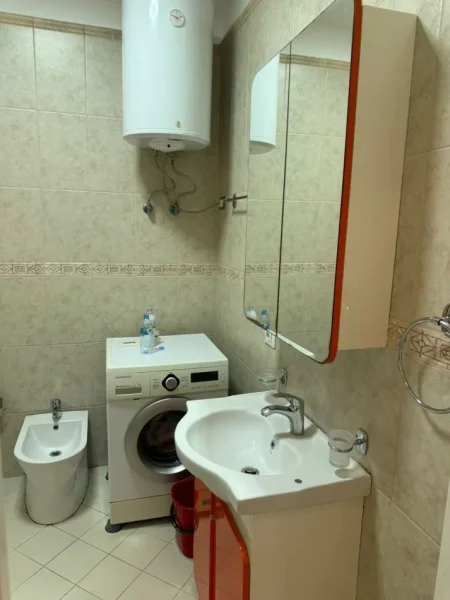 Tirane, jepet me qera apartament 1+1+Ballkon Kati 5, 65 m² 500 € (Rr. Hamdi Sina, Liqeni i Thate)