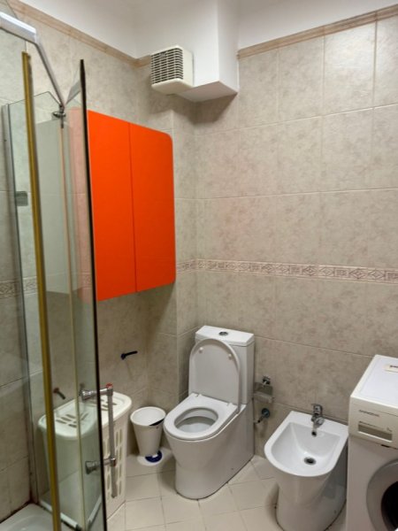 Tirane, jepet me qera apartament 1+1+Ballkon Kati 5, 65 m² 500 € (Rr. Hamdi Sina, Liqeni i Thate)