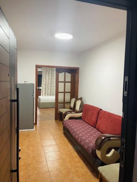 Tirane, jepet me qera apartament 1+1+Ballkon Kati 3, 50 m² 450 € (21 Dhjetori)