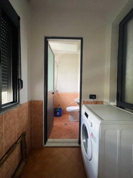 Tirane, jepet me qera apartament 1+1+Ballkon Kati 3, 50 m² 450 € (21 Dhjetori)
