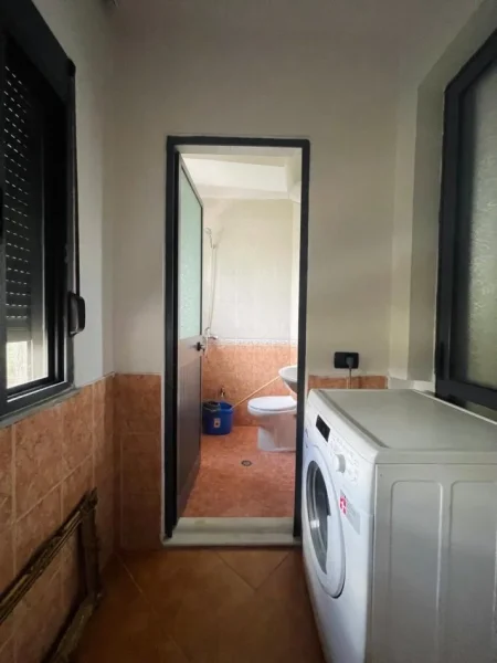 Tirane, jepet me qera apartament 1+1+Ballkon Kati 3, 50 m² 450 € (21 Dhjetori)