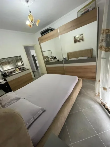 Tirane, jepet me qera apartament modern 1+1+Ballkon Kati 3, 70 m² 550 € (Green City)