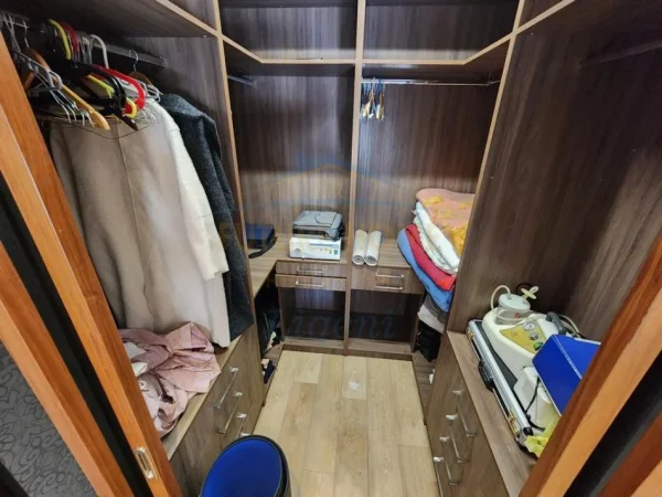 Tirane, jepet me qera apartament 3+1+Ballkon Kati 2, 139 m² 900 € (Rruga Karl Gega, Bulevardi i ri)