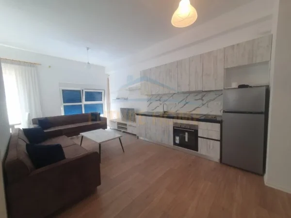 Tirane, jepet me qera apartament 2+1+Ballkon Kati 6, 93 m² 450 € (Ali Demi)