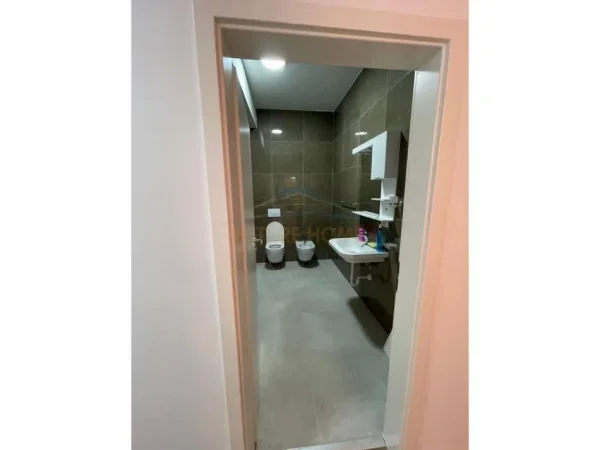 Tirane, jepet me qera apartament 2+1+Ballkon Kati 6, 93 m² 450 € (Ali Demi)