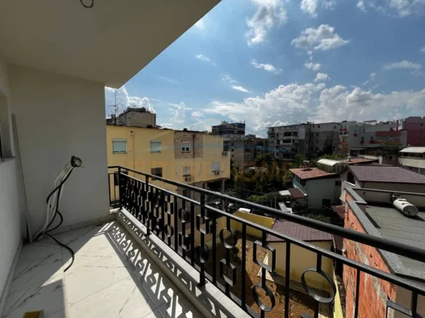 Tirane, jepet me qera apartament 1+1+Ballkon Kati 3, 71 m² 600 € 