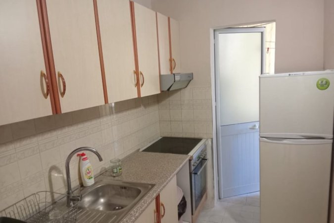 Tirane, jepet me qera apartament 2+1 Kati 1, 80 m² 600 € (Pazari i Ri)