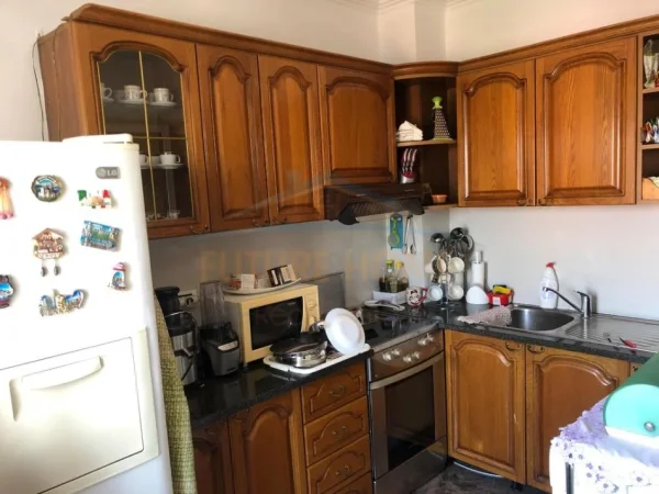 Tirane, jepet me qera apartament 2+1+Ballkon Kati 6, 112 m² 1.000 € 